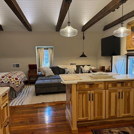 South Broadway Manor B&B - Near Fallingwater, Ohiopyle State Park, Hiking & Biking Trails Gap Scottdale エクステリア 写真
