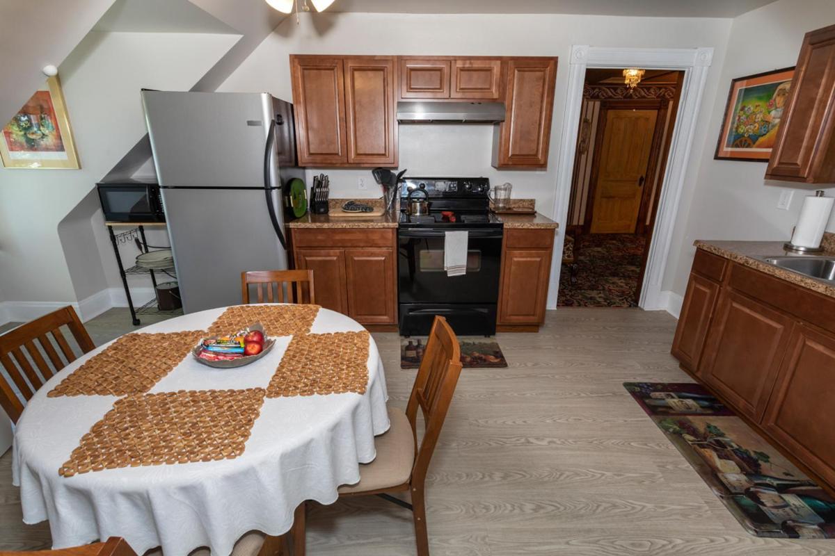 South Broadway Manor B&B - Near Fallingwater, Ohiopyle State Park, Hiking & Biking Trails Gap Scottdale エクステリア 写真