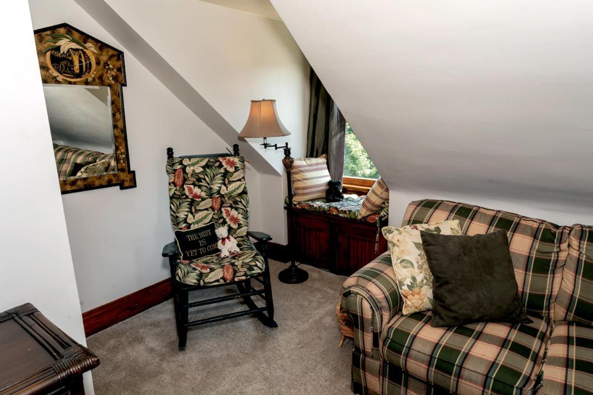 South Broadway Manor B&B - Near Fallingwater, Ohiopyle State Park, Hiking & Biking Trails Gap Scottdale エクステリア 写真