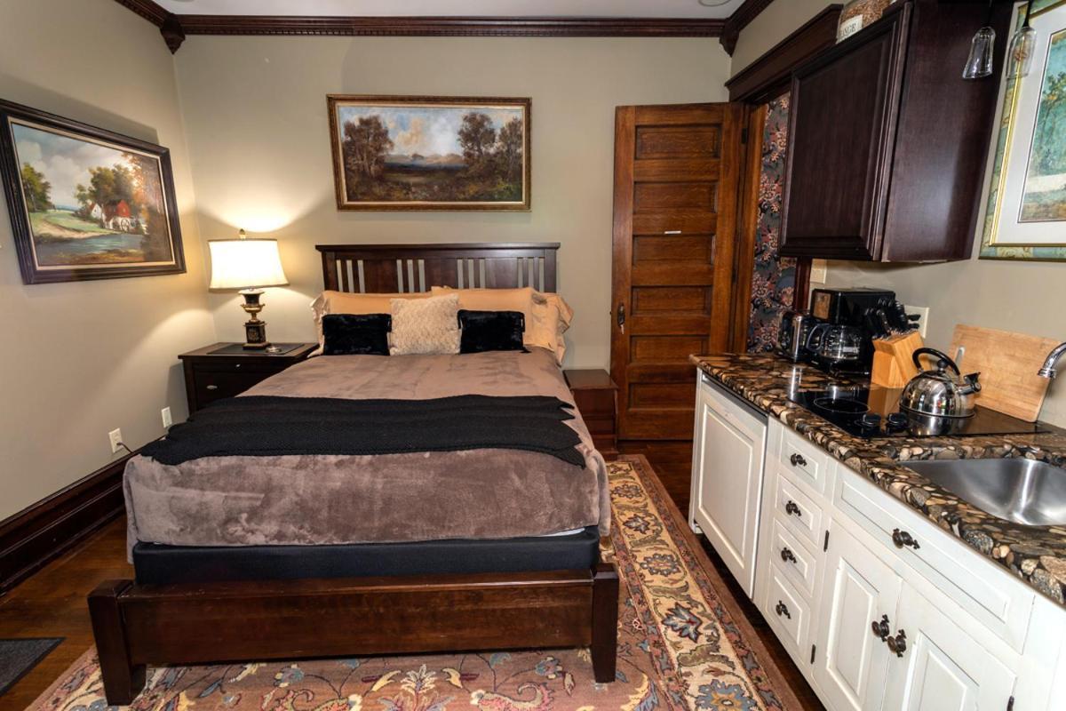 South Broadway Manor B&B - Near Fallingwater, Ohiopyle State Park, Hiking & Biking Trails Gap Scottdale エクステリア 写真
