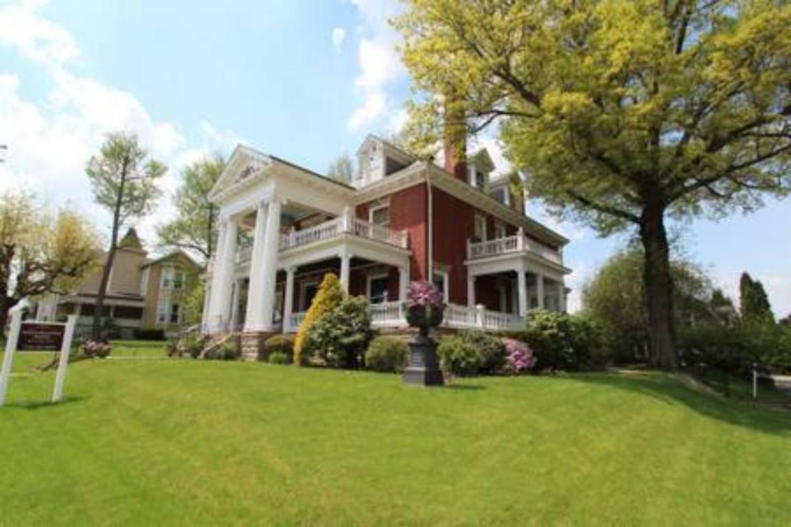 South Broadway Manor B&B - Near Fallingwater, Ohiopyle State Park, Hiking & Biking Trails Gap Scottdale エクステリア 写真